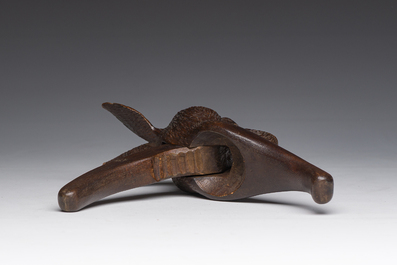 Casse-noisette en forme de t&ecirc;te de li&egrave;vre dite 'de la For&ecirc;t Noire' en bois sculpt&eacute;, Suisse, vers 1900