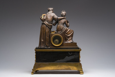 Pendule en bronze dor&eacute; et marbre noir surmont&eacute;e de deux musiciennes, France, 19&egrave;me si&egrave;cle
