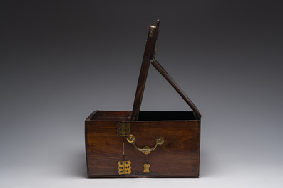 Coffre de toilette en bois aux montures en laiton dor&eacute;, Chine, 19&egrave;me si&egrave;cle