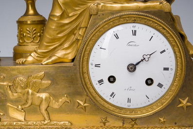 Pendule de chemin&eacute;e Empire en bronze dor&eacute; et marbre vert de mer couronn&eacute;e de 'L'&eacute;tude de l'astronomie' apr&egrave;s Jean-Andr&eacute; Reiche, France, 19&egrave;me si&egrave;cle