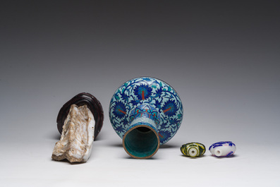 Trois bo&icirc;tes couverts et un vase en &eacute;maux cloisonn&eacute;s, deux tabati&egrave;res en verre multicouche et une pierre de lettr&eacute; 'gongshi', Chine, 19&egrave;me/20&egrave;mesi&egrave;cle