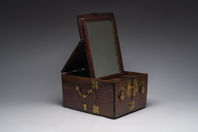 Coffre de toilette en bois aux montures en laiton dor&eacute;, Chine, 19&egrave;me si&egrave;cle
