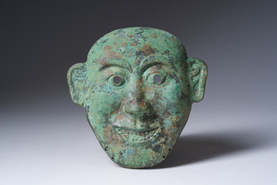 Masque fun&eacute;raire en bronze, Chine, probablement Liao