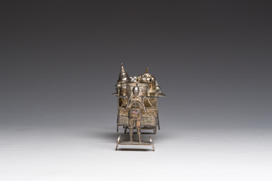 Sculpture en argent repr&eacute;sentant deux personnages en pousse-pousse transportant leurs marchandises, marque de ma&icirc;tre S.C., Chine, 20&egrave;me si&egrave;cle