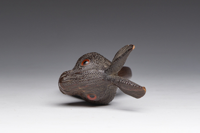 Casse-noisette en forme de t&ecirc;te de li&egrave;vre dite 'de la For&ecirc;t Noire' en bois sculpt&eacute;, Suisse, vers 1900