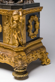 Pendule en bronze dor&eacute; et marbre noir surmont&eacute;e de deux musiciennes, France, 19&egrave;me si&egrave;cle