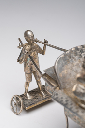 Sculpture en argent repr&eacute;sentant deux personnages en pousse-pousse transportant leurs marchandises, marque de ma&icirc;tre S.C., Chine, 20&egrave;me si&egrave;cle
