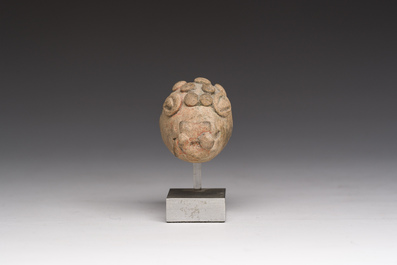 T&ecirc;te d&rsquo;animal en terre cuite avec des traces de polychromie sur socle, probablement Iran, 6&egrave;me-1er si&egrave;cle av. J.-C.