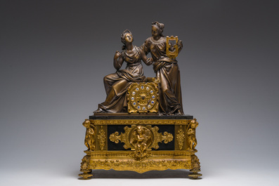 Pendule en bronze dor&eacute; et marbre noir surmont&eacute;e de deux musiciennes, France, 19&egrave;me si&egrave;cle