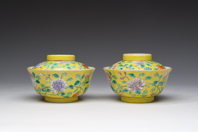 Assiette en porcelaine de Chine famille rose &agrave; d&eacute;cor de coqs et une paire de bols couvertes &agrave; fond jaune, 19&egrave;me/20&egrave;me si&egrave;cle
