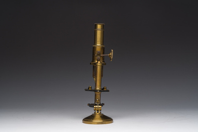 Microscope en laiton de type 'Secretan &agrave; Paris' avec son coffret de rangement en bois, France, 19&egrave;me si&egrave;cle