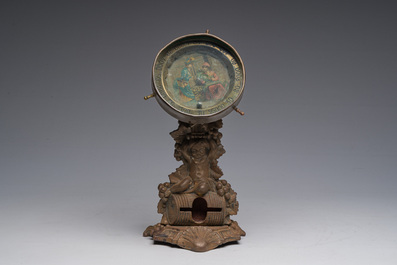 Roulette de comptoir en laiton sur un support en m&eacute;tal &agrave; d&eacute;cor de Bacchus sur un tonneau, vers 1900