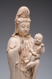 Deux groupes de Guanyin avec un enfant et un Luohan en blanc de Chine, 20&egrave;me si&egrave;cle