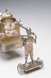 Sculpture en argent repr&eacute;sentant deux personnages en pousse-pousse transportant leurs marchandises, marque de ma&icirc;tre S.C., Chine, 20&egrave;me si&egrave;cle