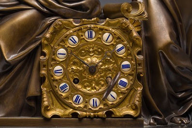 Pendule en bronze dor&eacute; et marbre noir surmont&eacute;e de deux musiciennes, France, 19&egrave;me si&egrave;cle