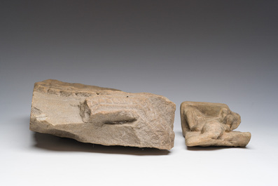 Deux statuettes en gr&egrave;s jaune repr&eacute;sentant un prince assis, Cambodge, &eacute;poque Angkor et Jayavarman VII, 10&egrave;me-13&egrave;me si&egrave;cle