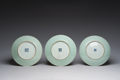 Trois assiettes en porcelaine de Chine famille rose de Canton sur fond c&eacute;ladon &agrave; d&eacute;cor d'oiseaux, de papillons et de fleurs, 19&egrave;me si&egrave;cle