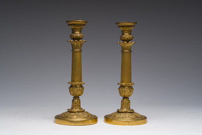 Paire de chandeliers cannel&eacute;s de style Louis XVI en bronze dor&eacute; &agrave; d&eacute;cor floral, France, 19&egrave;me si&egrave;cle