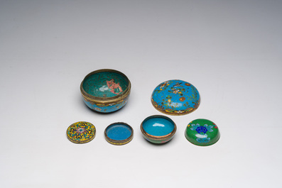 Trois bo&icirc;tes couverts et un vase en &eacute;maux cloisonn&eacute;s, deux tabati&egrave;res en verre multicouche et une pierre de lettr&eacute; 'gongshi', Chine, 19&egrave;me/20&egrave;mesi&egrave;cle