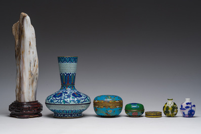 Trois bo&icirc;tes couverts et un vase en &eacute;maux cloisonn&eacute;s, deux tabati&egrave;res en verre multicouche et une pierre de lettr&eacute; 'gongshi', Chine, 19&egrave;me/20&egrave;mesi&egrave;cle