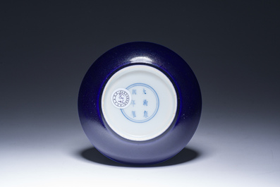 Soucoupe en porcelaine de Chine monochrome bleu, marque de Kangxi, 19&egrave;me/20&egrave;me si&egrave;cle