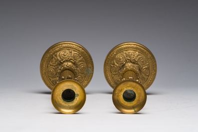 Paire de chandeliers cannel&eacute;s de style Louis XVI en bronze dor&eacute; &agrave; d&eacute;cor floral, France, 19&egrave;me si&egrave;cle