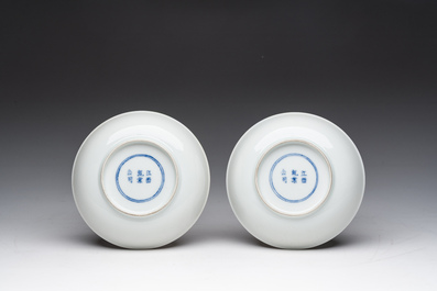 Paire de soucoupes en porcelaine de Chine bleu et blanc &agrave; d&eacute;cor de vers &agrave; soie, marque de Jingdezhen, 20&egrave;me si&egrave;cle