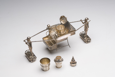 Sculpture en argent repr&eacute;sentant deux personnages en pousse-pousse transportant leurs marchandises, marque de ma&icirc;tre S.C., Chine, 20&egrave;me si&egrave;cle