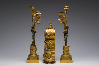 Pendule de chemin&eacute;e en bronze dor&eacute; avec plaques de porcelaine et paire de chandeliers en bronze dor&eacute; et patin&eacute; &agrave; trois lumi&egrave;res, France, 19&egrave;me si&egrave;cle