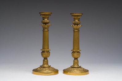 Paire de chandeliers cannel&eacute;s de style Louis XVI en bronze dor&eacute; &agrave; d&eacute;cor floral, France, 19&egrave;me si&egrave;cle