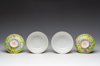 Assiette en porcelaine de Chine famille rose &agrave; d&eacute;cor de coqs et une paire de bols couvertes &agrave; fond jaune, 19&egrave;me/20&egrave;me si&egrave;cle