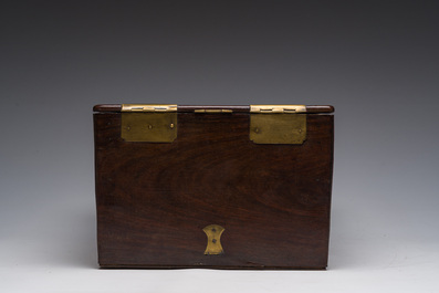 Coffre de toilette en bois aux montures en laiton dor&eacute;, Chine, 19&egrave;me si&egrave;cle