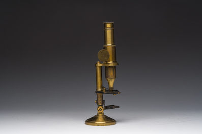 Microscope en laiton de type 'Secretan &agrave; Paris' avec son coffret de rangement en bois, France, 19&egrave;me si&egrave;cle