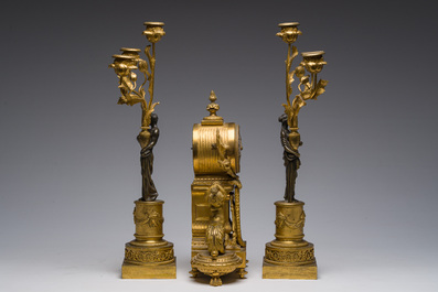 Pendule de chemin&eacute;e en bronze dor&eacute; avec plaques de porcelaine et paire de chandeliers en bronze dor&eacute; et patin&eacute; &agrave; trois lumi&egrave;res, France, 19&egrave;me si&egrave;cle