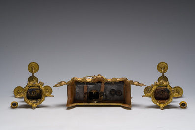 Garniture de chemin&eacute;e en trois pi&egrave;ces en bronze dor&eacute; et marbre noir avec un forgeron, Lagache-Boutillier, Boulogne-sur-Mer, d&eacute;but du 20&egrave;me si&egrave;cle