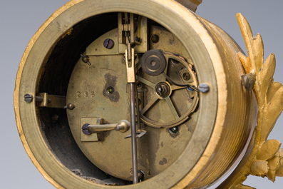 Pendule de chemin&eacute;e en bronze dor&eacute; avec plaques de porcelaine et paire de chandeliers en bronze dor&eacute; et patin&eacute; &agrave; trois lumi&egrave;res, France, 19&egrave;me si&egrave;cle