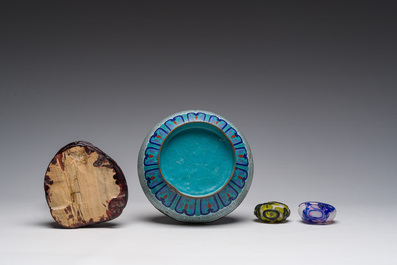 Trois bo&icirc;tes couverts et un vase en &eacute;maux cloisonn&eacute;s, deux tabati&egrave;res en verre multicouche et une pierre de lettr&eacute; 'gongshi', Chine, 19&egrave;me/20&egrave;mesi&egrave;cle