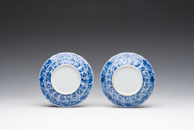 Pair de soucoupes en porcelaine de Chine bleu et blanc &agrave; d&eacute;cor d'acupuncture, 20&egrave;me si&egrave;cle