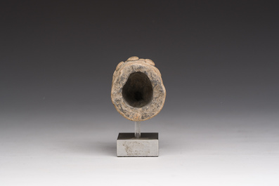 T&ecirc;te d&rsquo;animal en terre cuite avec des traces de polychromie sur socle, probablement Iran, 6&egrave;me-1er si&egrave;cle av. J.-C.