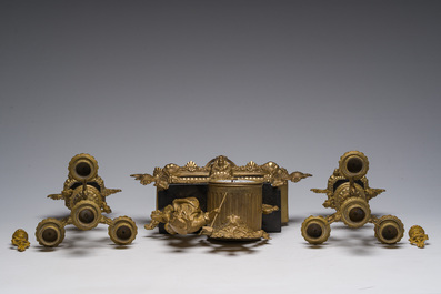 Garniture de chemin&eacute;e en trois pi&egrave;ces en bronze dor&eacute; et marbre noir avec un forgeron, Lagache-Boutillier, Boulogne-sur-Mer, d&eacute;but du 20&egrave;me si&egrave;cle