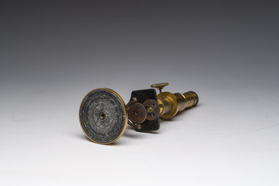 Microscope en laiton de type 'Secretan &agrave; Paris' avec son coffret de rangement en bois, France, 19&egrave;me si&egrave;cle