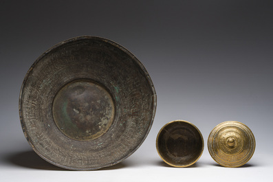 Collection vari&eacute;e d'objets en cuivre grav&eacute;s de style moghol indien et qajar persan, 19&egrave;me/20&egrave;me si&egrave;cle