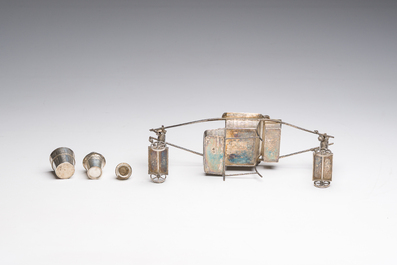 Sculpture en argent repr&eacute;sentant deux personnages en pousse-pousse transportant leurs marchandises, marque de ma&icirc;tre S.C., Chine, 20&egrave;me si&egrave;cle