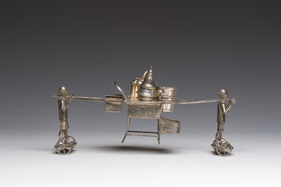 Sculpture en argent repr&eacute;sentant deux personnages en pousse-pousse transportant leurs marchandises, marque de ma&icirc;tre S.C., Chine, 20&egrave;me si&egrave;cle