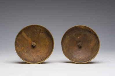 Paire de chandeliers cannel&eacute;s de style Louis XVI en bronze dor&eacute; &agrave; d&eacute;cor floral, France, 19&egrave;me si&egrave;cle