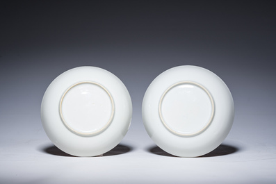 Een paar Chinese famille rose schotels met vlinders op een robijnrode fondkleur, 19de/20ste eeuw