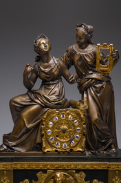 Pendule en bronze dor&eacute; et marbre noir surmont&eacute;e de deux musiciennes, France, 19&egrave;me si&egrave;cle