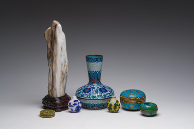 Trois bo&icirc;tes couverts et un vase en &eacute;maux cloisonn&eacute;s, deux tabati&egrave;res en verre multicouche et une pierre de lettr&eacute; 'gongshi', Chine, 19&egrave;me/20&egrave;mesi&egrave;cle