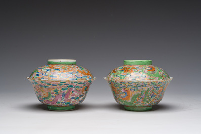 Paire de vols couverts en porcelaine de Chine famille rose de Canton &agrave; d&eacute;cor de dragons, 19&egrave;me si&egrave;cle