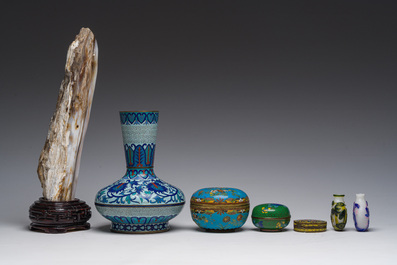 Trois bo&icirc;tes couverts et un vase en &eacute;maux cloisonn&eacute;s, deux tabati&egrave;res en verre multicouche et une pierre de lettr&eacute; 'gongshi', Chine, 19&egrave;me/20&egrave;mesi&egrave;cle